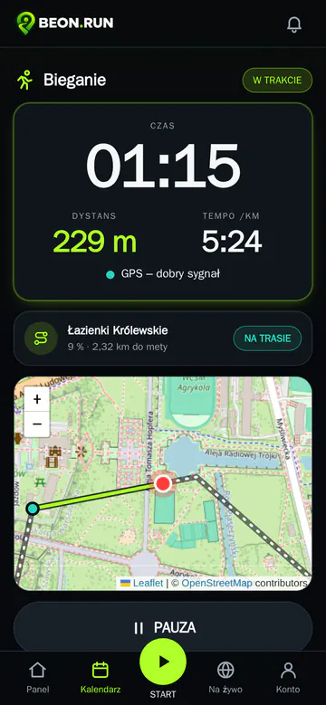 Bieg z prowadzeniem po trasie w telefonie z ostrzeżeniem o zejściu z trasy